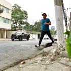 El poste es uno de los tantos obstáculos que presenta la acera y que complican al peatón.