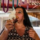 Una mujer muestra artesanías elaboradas con semillas de tagua.