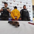 Detención. En las pertenencias del sospechoso se encontró una arma y un celular.