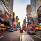 Utilizamos IA para simular cómo se vería la 9 de Octubre de Guayaquil, llena de vallas publicitarios.