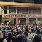 Hombre y mujeres con lanzas custodian la Gobernación de Napo.