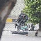 Un agente policial verifica el contenido del bulto embalado hallado en el Complejo Judicial Albán Borja, en el norte de Guayaquil.