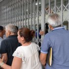 Jubilados afectados, en la puerta del IESS, reclamando por suplantación de identidad.