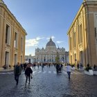 Vista de la Vía de la Conciliación, en dirección a la plaza y basílica de San Pedro del Vaticano. A pocos días del inicio del Jubileo.