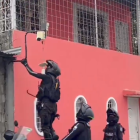 Momento en el que la Policía destruía las cámaras instaladas por los delincuentes.