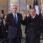 El primer ministro saliente de Francia, Michel Barnier (izq.), y el nuevo primer ministro de Francia, François Bayrou (der.), saludan durante la ceremonia de traspaso en el Hotel Matignon en París, Francia, el 13 de diciembre de 2024.