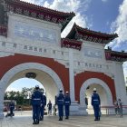 Un grupo de guardias realiza la ceremonia del cambio de guardia en el Santuario Nacional de los Mártires Revolucionarios, en Taipéi (Taiwán). La tarde del 10 de diciembre de 1949 quedó grabada para siempre en las memorias de Chiang Kai-shek y su hijo, Chiang Ching-kuo. Ese día, con las tropas comunistas cada vez más cerca, ambos se dirigieron al aeropuerto de Chengdu para tomar un vuelo rumbo a Taiwán. Jamás regresaron a China. EFE/ Javier Castro Bugarín