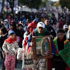 Feligreses mexicanos caminan durante el peregrinaje anual a la Basílica de Guadalupe este jueves, en la Ciudad de México (México).