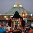 Un feligrés mexicano carga una imagen de la virgen de Guadalupe este jueves, durante el peregrinaje anual a la Basílica de Guadalupe, en la Ciudad de México (México).