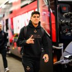 Piero Hincapié previo al partido de la Bundesliga con la camiseta de Bayer Leverkusen