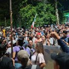 La denominada resistencia rodea la Gobernación de Napo.
