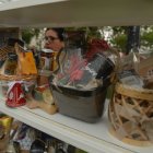 Canastas. Distintos productos son parte de las cajas de regalo. Vinos, chocolates y tazas personalizadas son elementos del obsequio.