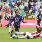 La fortaleza ofensiva de los rayados pondrá a prueba a la sólida zaga de los albos.