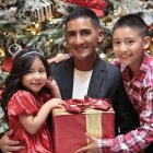 Junto a sus hijos Nico y Montse, quienes son el motor que impulsa sus pasos hacia la gloria.