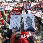 Manifestantes realizaron una protesta exigiendo el juicio político del presidente surcoreano Yoon Suk Yeol fuera de la Asamblea Nacional en Seúl, este sábado 14 de diciembre.