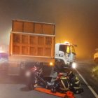 La motocicleta quedó en la parte trasera de la volqueta y, a metros de distancia, había una plataforma.