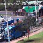 Trabajadores de la Empresa Eléctrica Quito cambiaron el poste, luego del choque del auto en el sector de El Trébol.