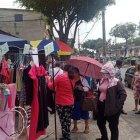 Al pie de un negocio afectado por la delincuencia, habitantes de la Guangala colocaron sus emprendimientos para tratar de revivir el área.