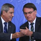 Foto de archivo, tomada el 9 de febrero de 2021, del entonces presidente de Brasil, Jair Bolsonaro (d), mientras conversa con Walter Braga Netto, quien fue ministro de la Presidencia.