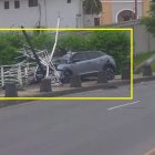 Un vehículo se impactó contra una baranda en la vía de ingreso a la urbanización Ciudad Celeste, en La Puntilla, este sábado 14 de diciembre.