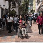 Movilizarse y cruzar las calles en varios sectores de Quito se vuelve conflictivo y difícil para personas con discapacidad.