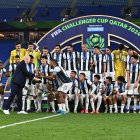 Los jugadores de Pachuca recibieron la Challerger Cup de las manos el presidente de FIFA Gianni Infantino