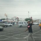 Limpiadores de vidrios y comerciantes informales dieron asistencia al tráfico.