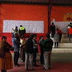 Personas asisten a un puesto de votación durante las elecciones judiciales este domingo 15 de diciembre, en La Paz, Bolivia.