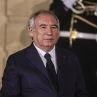 El recién nombrado primer ministro de Francia, Francois Bayrou, posa para los medios de comunicación al final de la ceremonia de entrega en el Hotel Matignon de París, el 13 de diciembre de 2024.