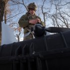 Conflicto. Un militar ucraniano inspecciona un sistema aéreo no tripulado cerca de Toretsk, región de Donetsk.