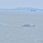 Una pequeña embarcación navega sobre el río Guayas.