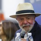 El presidente brasileño, Luiz Inácio Lula da Silva, habla durante una rueda de prensa en el Hospital Sirio Libanés este domingo 15 de diciembre, en São Paulo.
