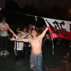 A los hinchas de Liga de Quito no les importó el frío y se bañaron en la pileta de la U. Central.