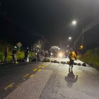 Un tramo de la vía Puyo - Macas fue cerrado al tránsito vehicular por los manifestantes, la madrugada de este lunes 16 de diciembre.