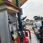 Varias estaciones de combustible reportan escasez de gasolina.