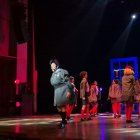La Mofle sorprende como Tronchatoro en el musical Matilda en Guayaquil.