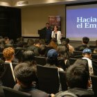 Acción. María Augusta Proaño habla con los aspirantes.