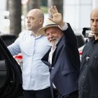 El presidente brasileño, Luiz Inácio Lula da Silva, se despide al salir del Hospital Sirio Libanés este domingo, en São Paulo (Brasil).