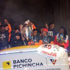 FESTEJOS DE LOS HINCHAS DE LIGA LUEGO DE GANAR  LA LIGA PRO 2025 JUGADORES PASEARON LO LA AMERICA 14 de  DICIEMBRE    2024 FOTOGRAFO ANGELO CHAMBA PERIODISTA: JAIME JARAMILLO AG - PERIDOISTAS AG - GRANASA AG - PERIODISTAS - QUITO