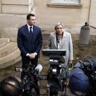 La líder del grupo parlamentario Agrupación Nacional (RN), Marine Le Pen (D), y el presidente del partido, Jordan Bardella (I), hablan con los medios al salir del Hotel Matignon en París, el 16 de diciembre de 2024.