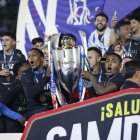 Daniel de la Cruz (i) con el título de la LigaPro que ganó con los albos.