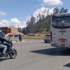 Riesgo. A lo largo de los 20 kilómetros hay zonas donde no hay pasos peatonales ni señalética, lo que impide el paso de los peatones.