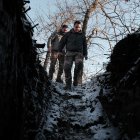 Militares ucranianos de la 12.ª Brigada de Operaciones Especiales "Azov" entran en una trinchera en un lugar no revelado cerca de la ciudad de primera línea de Toretsk, región de Donetsk