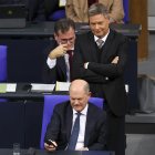 El canciller alemán Olaf Scholz y el ministro alemán de Economía y Acción Climática, Robert Habeck, asisten a la reunión del Bundestag sobre el voto de confianza a la Canciller, el 16 de diciembre de 2024.