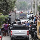 El carro de Medicina Legal llegó al punto del incidente para retirar los cuerpos de los asesinados.