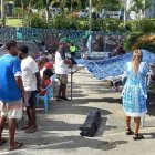 Residentes levantan tiendas temporales para tratar a las víctimas del terremoto.