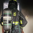 En Conocoto, el fuego provenía del dormitorio de una vivienda de dos pisos.