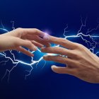 ¿Por qué sentimos “corriente” de otra persona? La ciencia detrás de las descargas eléctricas.