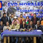 El equipo jurídico del Movimiento Al Socialismo (MAS), en defensa del expresidente boliviano Evo Morales, ofrece una conferencia de prensa este martes, en La Paz (Bolivia).