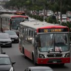 Varios buses de transporte público y vehículos particulares tratando de avanzar a lo largo de la transitada avenida Javier Prado en Lima (Perú).